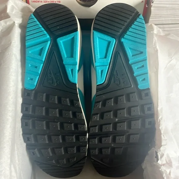 Women’s Nike - Picture 4 of 9